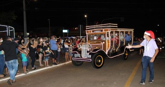Profissionais da linha de frente chegam de Catita, com o Papai Noel